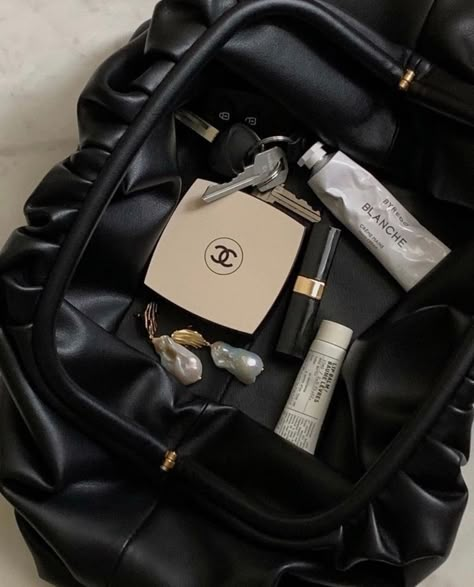 Kore Ulzzang, Inside My Bag, What In My Bag, Winter Mode, Classy Aesthetic, Rich Girl, Luxury Life, Eyeshadow Makeup, Black Aesthetic