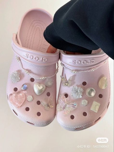 Crocs Aesthetic, Styling Crocs, Pink Crocs, Crocs Fashion, Dr Shoes, Pink Girly Things, Girly Shoes, Shoe Inspo, Aesthetic Shoes