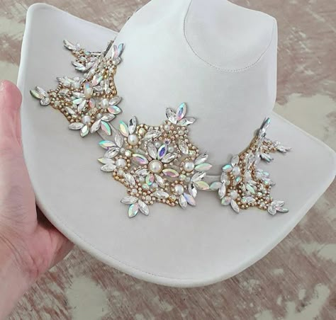 Decorated Cowboy Hats, Western Quince, Embellished Cowboy Hat, Decorated Hats, Sombrero Cowboy, Bling Hats, Diy Hats, Classy Hats, Cape Wedding Dress