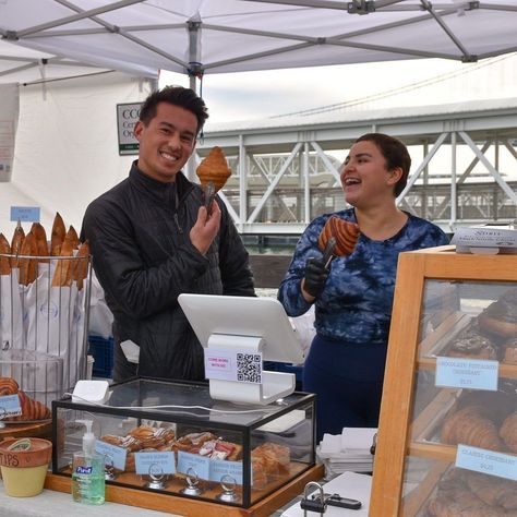 Farmers Market Sweets, Dessert Booth Display, Baked Goods Display Ideas Farmers' Market, Farmers Market Bakery Setup, Bakery Booth Display Farmers' Market, Bakery Pop Up Shop Display Ideas, Baked Goods Display Ideas, Farmers Market Bakery Display Ideas, Farmers Market Baked Goods Display