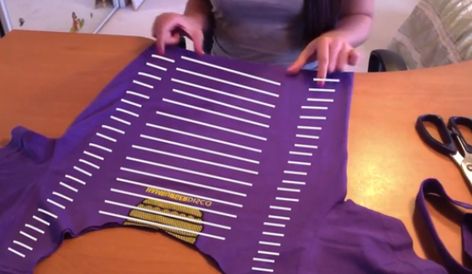 Shirt Weaving, Cut Up Tees, Revamp Clothes, Cut Tshirt Diy, Striper Outfits, Cut Up T Shirt, Cut Shirt Designs, Shirt Transformation, T Shirt Weaving