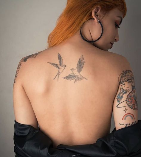 I Love You In Ukrainian Tattoo, Humming Bird Back Tattoo Women, Swallow Tattoo Meaning, Back Tattoo Ideas For Women, Two Birds Tattoo, Back Tattoo Ideas, Vintage Tattoo Art, Vogel Tattoo, Tatuagem Masculina Pequena