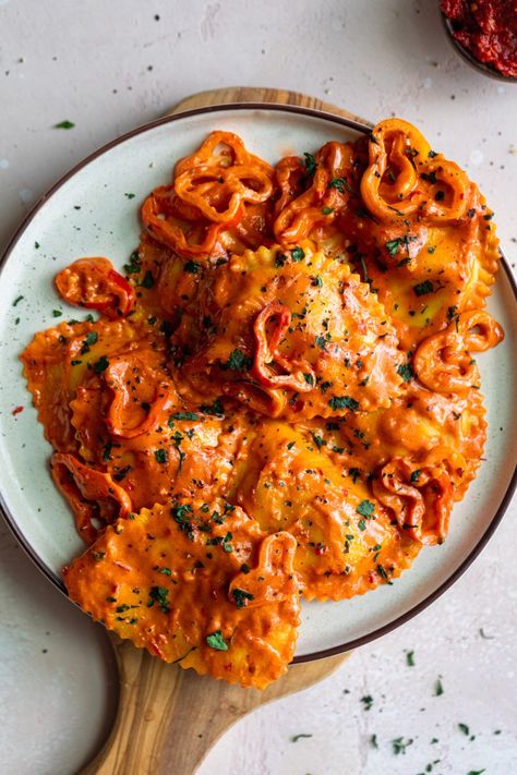 Raviolis With Creamy Harissa Sauce Tagliatelle, Giada Ravioli Recipe, Cauliflower And Cheese, Vegetarian Gourmet, Harissa Sauce, Ravioli Recipe, Festive Food, Recipe Notes, Yummy Eats