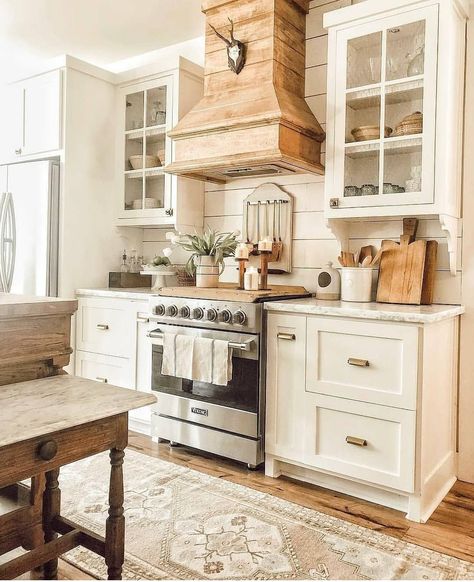 Make your kitchen even cozier this season by adding warm organic elements, like this wooden range hood featured by @whitetailfarmhouse. The introduction of a wooden element into a range hood certainly catches the eye. It’s a very distinct and original look that you don’t often see in kitchens, and what’s great about them is how they bring out a rustic, but very elegant look. They tend to fit in perfectly in a monochromatic kitchen. Stove Vent, Hamptons Kitchen, Oven Hood, Interior Design Blogs, Beach Property, Exterior Houses, Farmhouse Interior Design, French Country Kitchens, Farmhouse Kitchens