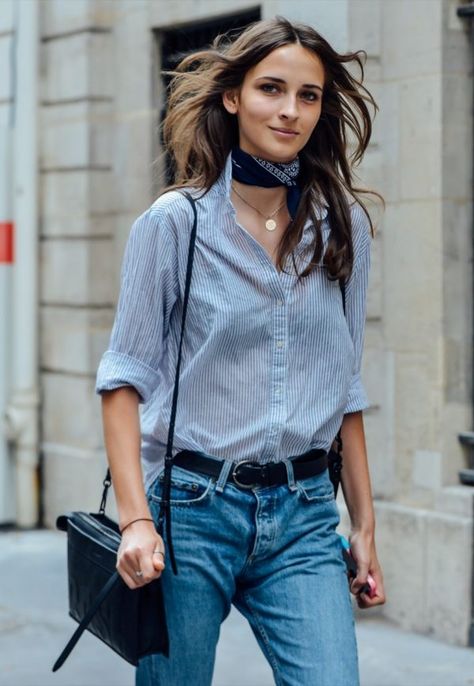 Spring Style Idea: Tie One On Minimalisticky Chic, Outfits With Scarves, Casual Chique Stijl, French Minimalist, Street Style New York, Looks Jeans, French Street Fashion, Walking Down The Street, Style Casual Chic