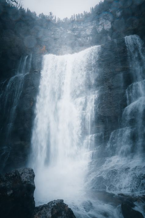 Rocky Waterfall, Cool Backgrounds Hd, Free Nature, Gray Rock, Tumblr Backgrounds, Fall Background, Water Falls, Mountain Photos, 3d Wall Art