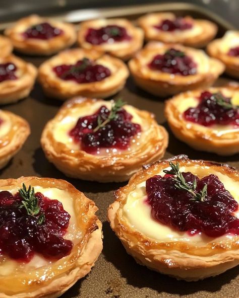 Mini Tarts Savory, Tarts With Puff Pastry, Brie And Cranberry, Fresh Cranberry Recipes, Holiday Appetizers Christmas, Brie Cranberry, Cranberry Tart, Brie Puff Pastry, Cranberry Brie