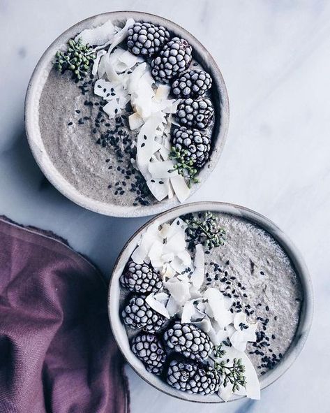 10 Incredibly Delicious Acai Bowls momooze.com Aesthetic Smoothie Bowl, Smoothie Bowl Aesthetic, Smoothie Yummy, Detox Fruits, Aesthetic Smoothie, Raw Granola, Bowl Aesthetic, Acai Bowls Recipe, Mango Smoothie Recipes