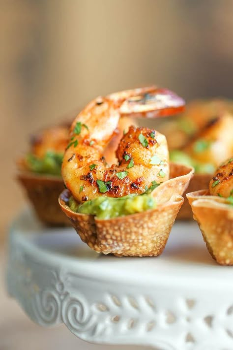 Guacamole Shrimp Wonton Cups - Damn Delicious Shower Appetizers, Shrimp Wonton, New Year's Eve Appetizers, Won Ton, Wonton Cups, Shrimp Appetizers, Bite Size Appetizers, Quick And Easy Appetizers, Superbowl Snacks