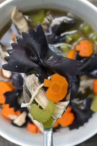 Halloween Meals For Kids, Halloween Meals, Halloween Soup, Meals For Kids, Spooky Dinner, Halloween Party Dinner, Colorful Dishes, Black Food, Halloween Dinner