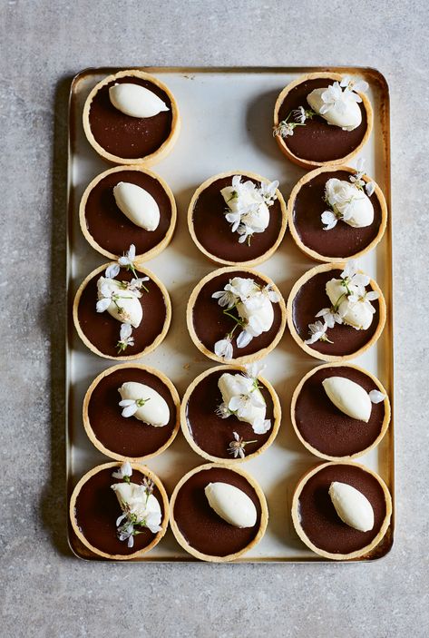 Chocolate praline tartlets | Food and Travel Magazine Dessert Tarts Mini, Hazelnut Paste, Christmas Cookies Packaging, Praline Chocolate, Spring Baking, Sweet Pastry, Tart Dessert, Mini Tart, Elegant Desserts