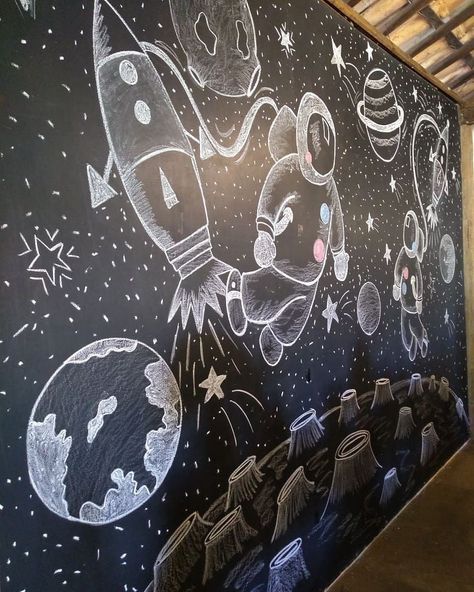 Chalk Space Art, Space Chalkboard Art, Chalk Wall Drawings, Drawing On Walls Bedrooms, Wall Chalk Art, Chalk Wall Ideas, Chalkboard Drawing Ideas, Chalk Art Wall, Chalk Mural