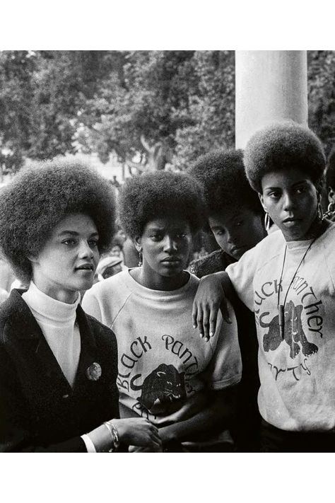 Kathleen Cleaver with other female members of the Black Panther Party. Black Panthers Movement, The Black Panther Party, Black Power Movement, Black Empowerment, Afrique Art, The Black Panther, Black Consciousness, Black Panther Party, The Boogeyman