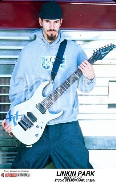 Linkin Park 2000, Linkin Park Merch, Mall Goth Outfits, Kaos Band, Brad Delson, Linking Park, Metal Boy, Best Guitarist, Mike Shinoda