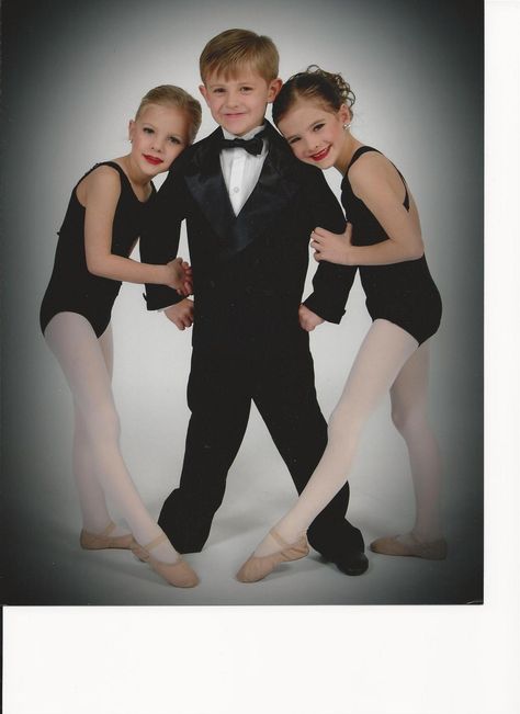 By Kelly Hyland on Twitter. She said, my babies! And I say, so cute! Baby Brooke Hyland, Brooke And Paige Hyland Dance Moms, Brooke Hyland Rares, Paige Hyland Modeling, Paige Hyland Dance Moms, Brooke Hyland Dance Moms, Aldc Rares, Dance Moms Paige, Dance Moms Brooke