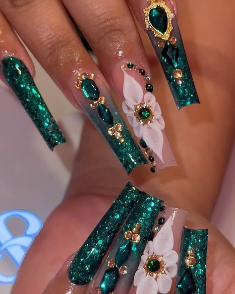 Quince Emerald Green Nails, Emerald Green Quinceanera Ideas, Esmeralda Green Nails, Emerald And Gold Acrylic Nails, Quinceanera Nails Green, Emerald Green 15 Nails, Emerald Green Quince Nail Ideas, Quinceanera Nails Emerald Green, Quince Nails Emerald Green And Gold