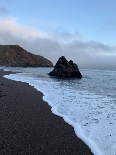 San Francisco has one of the few black sands beaches in the world! Black Sand Beach Aesthetic, Beach San Francisco, Black Sand Beaches, Holiday Inspo, Aesthetic Ig, Black Beach, Marin County, Wedding Elegant, Black Sand Beach