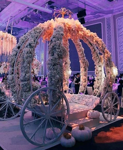 15 Party Ideas Quinceanera, Sweet 16 Cinderella Theme, Cinderella Decorations, Wedding Dress Cinderella, Light Blue Quince, Cinderella Quinceanera Themes, Cinderella Wedding Theme, Cinderella Sweet 16, Cinderella Quinceanera