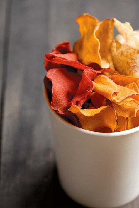 Homemade Vegetable Chips Vegetable Chips Recipe, Vegetables Chips, Induction Recipes, Atkins Induction, Healthy Chips, Vegetable Chips, Veggie Chips, Themed Food, Red Beets