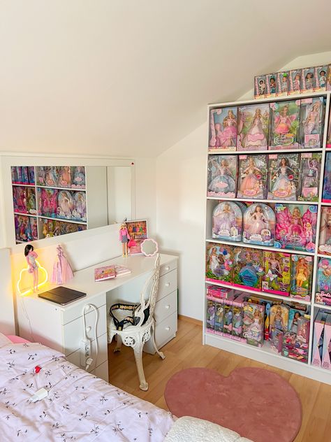 Barbie Doll Collection Room, Barbie Collector Room, Barbie Doll Collection Display, Doll Shelf Display, Barbie Shelves, Barbie Collection Display, Barbie Display Ideas, Barbie Shelf, Barbie Display