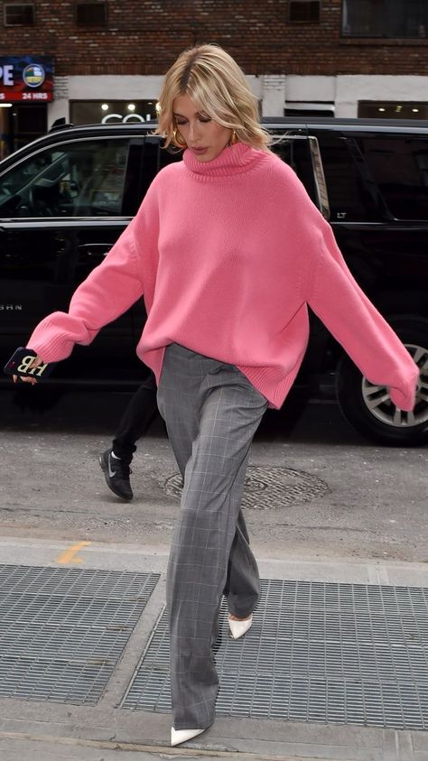 street style, style inspo, outfit inspo, fashion inspo, outfit ideas, style ideas, ootd, pink sweater, chunky sweater, oversized sweater, turtleneck, plaid pants, white heels Pink Turtleneck Outfit, Pink Sweater Outfit Winter, Pink Sweater Outfit, Turtleneck Sweater Outfit, Hailey Rhode Baldwin, Pink Oversized Sweater, Winter Sweater Outfits, Look Adidas, Turtleneck Outfit