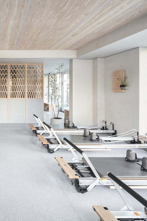 Pilates Studio Flooring, Pilates Yoga Studio, Home Pilates Studio, Pilates Room, Studio Pilates, Yoga Studio Design, Pilates Gym, Reformer Pilates, Gym Room At Home