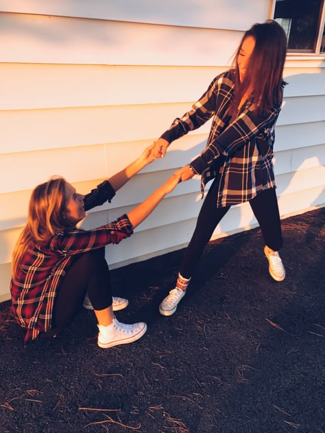 Best friends, friends, fall, plaid, models,poses, photography, tumblr, White converse, outfits, leggings, barn Best Friend Fotos, White Converse Outfits, Outfits Leggings, Bff Pics, Bff Photography, Sisters Photoshoot Poses, Converse Outfits, Sister Poses, Bff Poses