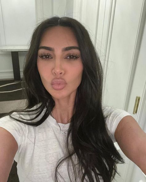 Kim Kardashian Selfie, Kim Kardashian Wallpaper, Young Kim Kardashian, Estilo Kim Kardashian, Kimberly Kardashian, Kardashian Show, Kardashian Makeup, Kim Kardashian Makeup, Kim Kardashian Outfits