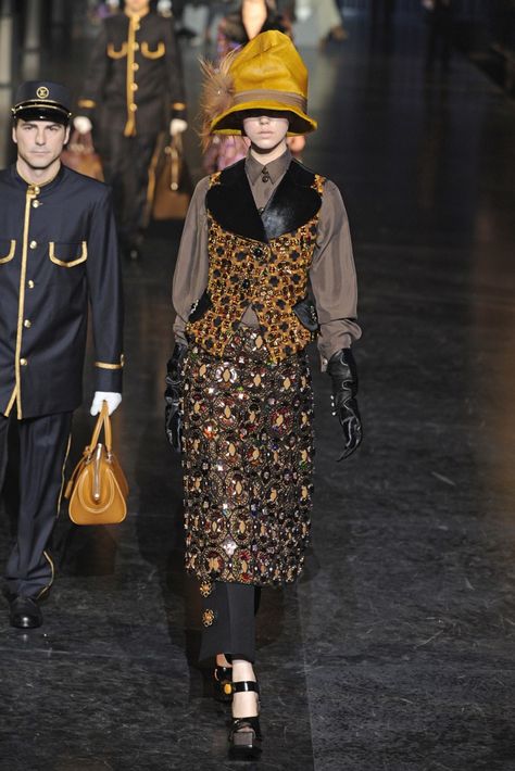 Louis Vuitton RTW Fall 2012 Louis Vuitton Archive, Louis Vuitton Fashion Show, Louis Vuitton Fashion, Donatella Versace, Male Beauty, Business Fashion, Fashion News, Autumn Winter, Versace