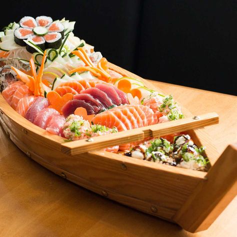 Sushi Boat, Healthy Pastas, Eating Raw, Camping Food, Sashimi, Eating Plans, Cooking Dinner, Food Items, Fruits And Veggies