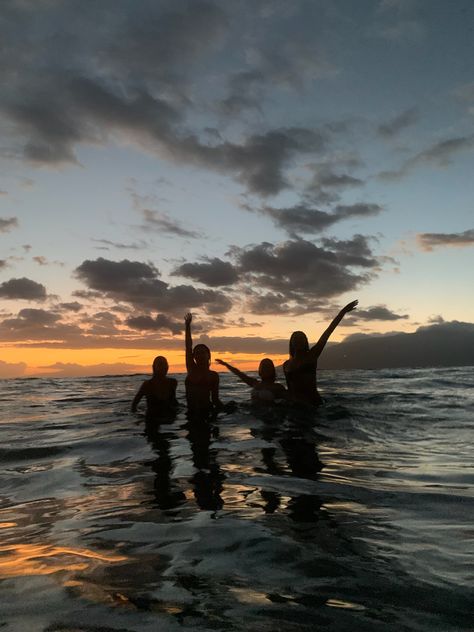 Friends Posing, Beach Silhouette, Love Or Hate, Best Vacation Spots, Beach Friends, Sky Sunset, Beach Swimming, Summer Goals, Lake Pictures