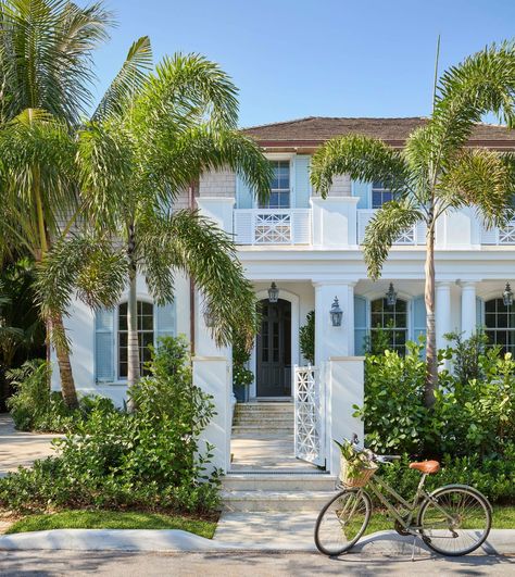 Palm Beach Exterior Home, Palm Beach Interiors, Caribbean Style Homes, Curb Appeal Inspiration, Florida Style Homes, Caribbean Homes, Palm Beach Regency, Palm Beach Style, Beach Interior