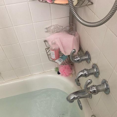 Shower Coquette, Cute Shower Aesthetic, Bathroom Coquette, Messy Bathroom Aesthetic, Relaxing Bath Aesthetic, Pink Shower Aesthetic, Coquette Bathroom, Shower Aesthetic, Girly Bathroom