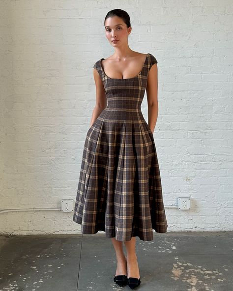 The Leila Dress in tartan plaid | available Wednesday 10/16 on guizio.com Garbage Dump, Antony Starr, Autumn Dresses, Holiday Sewing, Smart Outfit, Tartan Dress, Simple Chic, Mom Outfits, Plaid Dress