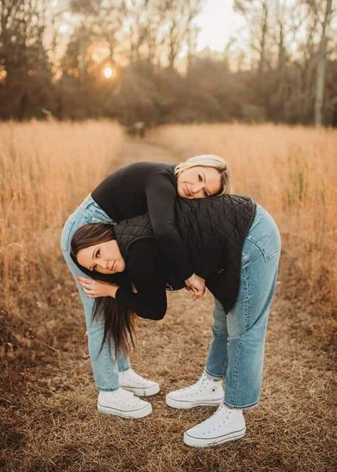 Funny Sister Pictures, Awkward Family Pictures, Funny Photoshoot Ideas, Sibling Photo Shoots, Celebrity Children, Sisters Photoshoot Poses, Awkward Photos, Senior Photography Poses, Sister Poses