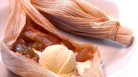 Sweet Apple Dessert Tamales...a sweet alternative to the original Mexican meal Dessert Tamales, Tamale Recipe, Apple Dessert, Hot Tamales, Desserts Vegan, Apple Desserts, Mexican Dishes, Tortillas, Just Desserts