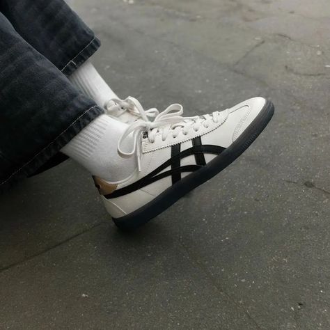 Black And White Onitsuka Tiger, Off White Brand Shoes, How To Style White Sneakers, Onitsuka Tiger Tokuten, Wishlist Moodboard, Onitsuka Tiger Black, White Onitsuka Tiger, Onitsuka Tiger Mens, Shoe Rotation