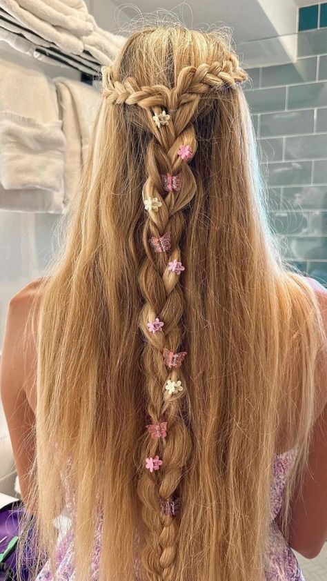 Hair Design With Flower, Repunzal Hair Styles, Rapunzel Inspired Hairstyles, Tangled Theme Hoco Dress, Rapunzel Hair Inspiration, Tangled Inspired Hairstyle, Cute Hairstyles Hoco, Rupunzle Hair, Flower Hair Styles