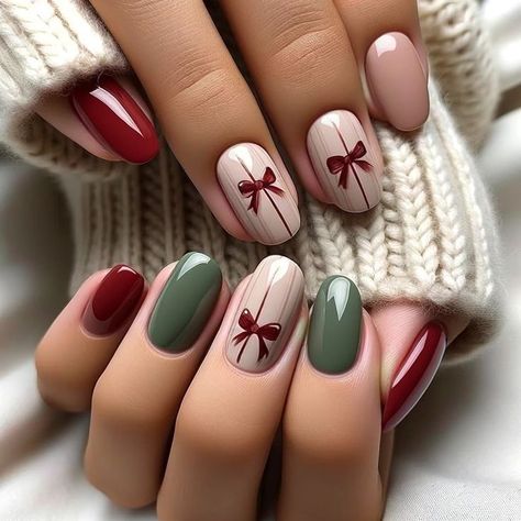 Christmas is a time of joy, warmth, and togetherness. While we decorate our homes and dress up for the season, why not add some holiday cheer to your nails as well? Simple Christmas nails are an easy and fun way to show off your festive spirit. Whether you’re getting ready for a cozy family gathering or a stylish office party, simple Christmas nails can be the perfect accessory. Christmas Nails Gift Design, Nail Red Ideas, Christmas Themed Gel Nails, Nails Idea For Christmas, Nail Art Ideas For Christmas, Cute Nails Christmas Simple, Christmas Ideas For Nails, Nail Idea Christmas, Non Christmas Nails