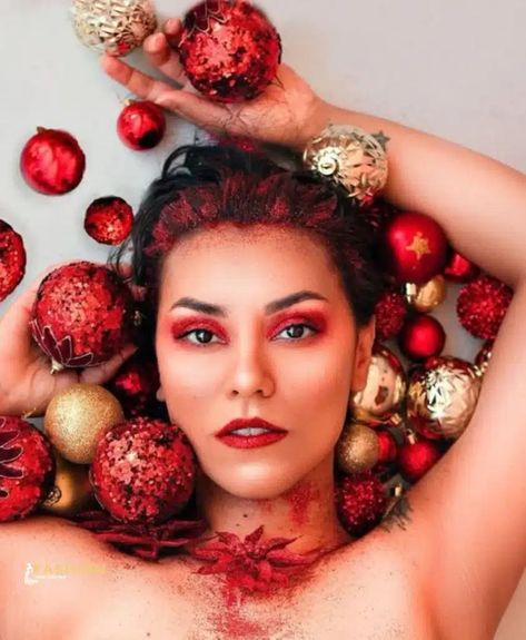 Model Christmas Photoshoot, Christmas Boudier Pics, Christmas Pinup Photoshoot, Christmas Beauty Photography, Christmas Photoshoot Woman, Christmas Budiour Photos, Christmas Bodouir Photos, Christmas Boudiour Ideas, Christmas Model Photoshoot