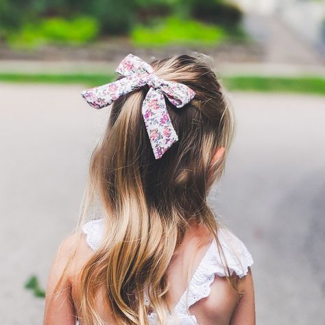 Bow Hairstyle, Toddler Bows, Baby Hair Accessories, Metal Hair Clips, Handmade Hair Accessories, Girl Hair Bows, Girls Toddler, Metallic Hair, Girl Hair