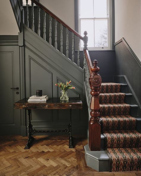 The Case Against Bare Stairs—and What Designers Do Instead - WSJ Craftsman Stairs, Victorian Stairs, Dark Floors, Newel Posts, Stair Railing, Smart Design, Staircases, Carpet Runner, 2nd Floor