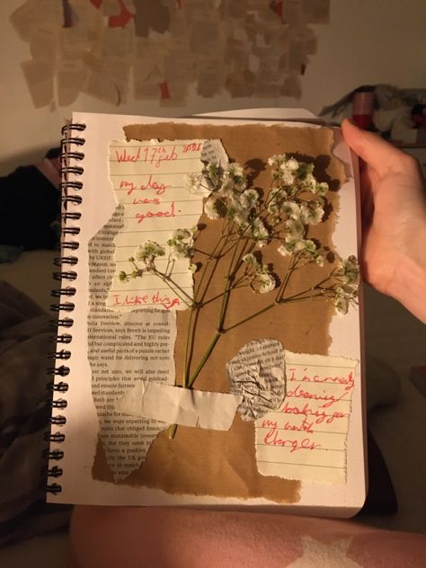 Cute Pressed Flowers Journal Ideas, Pressed Flowers In Scrapbook, Pressed Flower Scrapbook Ideas, Vintage Design Ideas For Journal, Pressed Flower Journal Page, Pressed Flowers Scrapbook, Journal Ideas Cottagecore, Pressed Flower Journal Ideas, Flower Journal Aesthetic