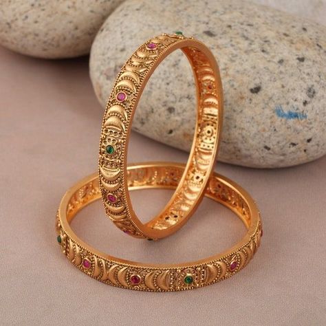 Buy Bridal Gold Bangles from India's most trusted Jeweller. Select from traditional and contemporary designs. Simple Gold Bangle, Kids Bangles, Guava Leaves, Gold Bangles Indian, Stone Bangles, Indian Bangles, Tiffany And Co Necklace, Gold Bangles For Women, Gold Bangle Set