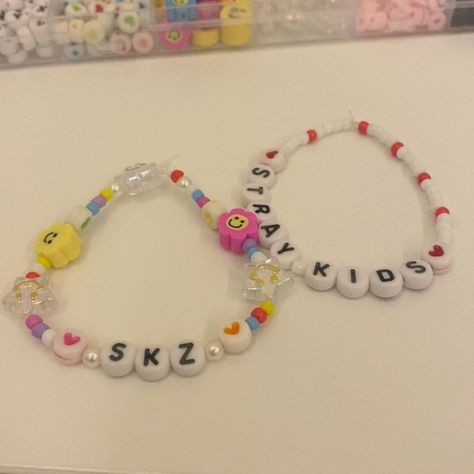 Jewelry Kpop Skz, Skz Beaded Jewelry, Kawaii Beaded Bracelets, Skz Bracelet Ideas, Straykids Bracelets, Skz Bracelets, Stray Kids Jewelry, Skz Bracelet, Skz Crafts