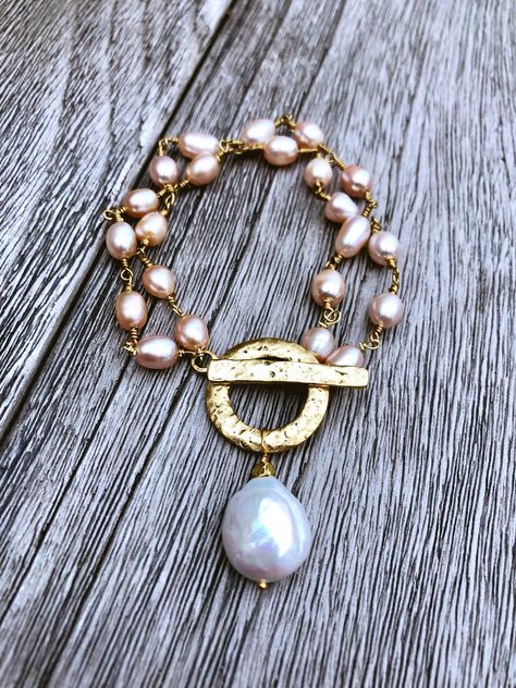 This bracelet is perfect for that special lady in your life. Blush freshwater pearls with a gold hammered toggle and organic button pearl Sweet Jewelry, Yoga Jewelry, Mala Necklace, Jewelry Lookbook, Fabulous Jewelry, Everyday Jewelry, Jewellery Display, Jewelry Creation, Minimalist Jewelry