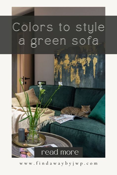 Colors to style a green sofa in the living room Green Sofa Inspiration, Green Sofa Decor, Living Room Design Green, Green Sofas, Green Sofa Living, Blue And Green Living Room, Green Sofa Living Room, Modern Chic Design, Green Lounge