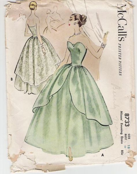 Vintage Dress Sketch, Aesthetic Sewing Patterns, Vogue Vintage Patterns, Dress Poster, Sweetheart Strapless Dress, Vintage Fashion Sketches, Strapless Ball Gown, Vogue Dress Patterns, Strapless Evening Dress