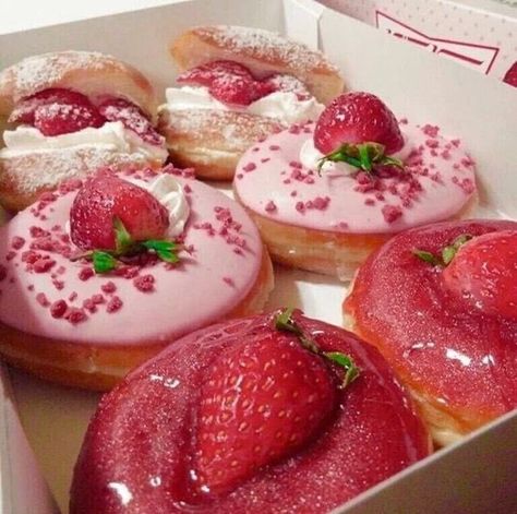 Strawberry Donuts, Pretty Dessert, Bon Appetite, Yummy Comfort Food, Think Food, Cute Desserts, Red Aesthetic, Food Obsession, Cafe Food