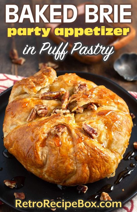 Baked Brie In Puff Pastry, Bite Size Appetizers Easy, Brie In Puff Pastry, Baked Brie Appetizer, Baked Brie Recipes, Brie Puff Pastry, Brie Appetizer, Sweet Appetizer, Puff Pastry Appetizers